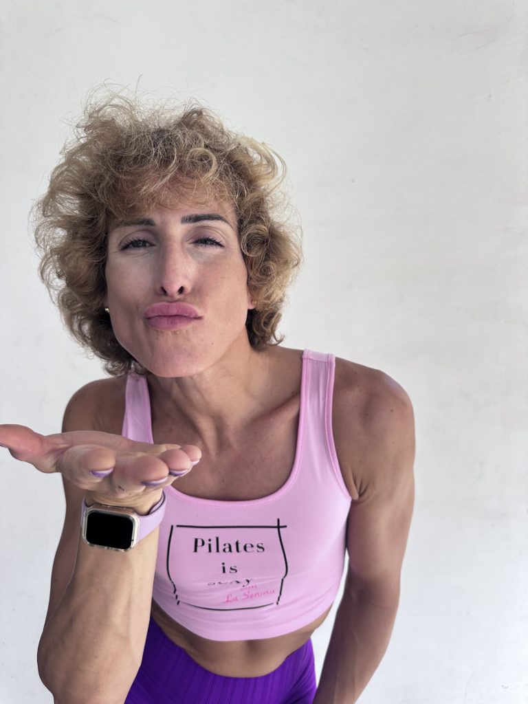 La instructora de Pilates Demi Scala en un primer plano saludando